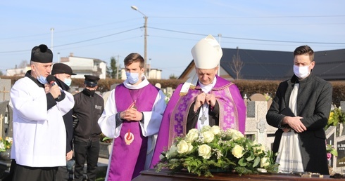 Modlitwom przy trumnie zmarłego kapłana przdwodniczył bp Roman Pindel.