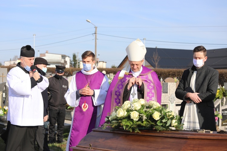 Modlitwom przy trumnie zmarłego kapłana przdwodniczył bp Roman Pindel.