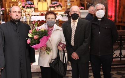 Państwo Paluchowie każdego dnia pomagają potrzebującym. Panią Władysławę, która niestrudzenie służy potrzebującym od 38 lat, docenił dyrektor Caritas Polska ks. Marcin Iżycki (z prawej). Parafilną Caritas zajmuje się ks. Sylwester Bernat (z lewej).