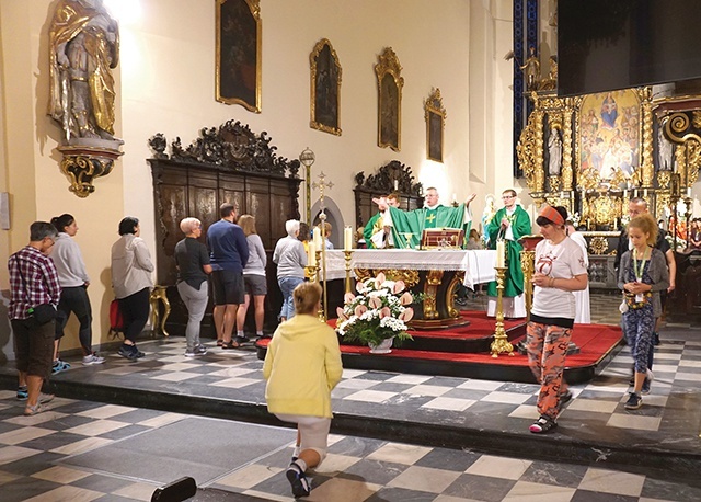 Procesja wokół ołtarza w kościele Wszystkich Świętych w Gliwicach na Mszy rozpoczynającej coroczną pielgrzymkę na Górę Świętej Anny. 