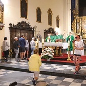 Procesja wokół ołtarza w kościele Wszystkich Świętych w Gliwicach na Mszy rozpoczynającej coroczną pielgrzymkę na Górę Świętej Anny. 