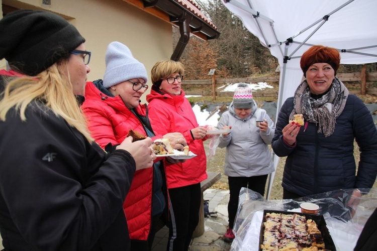 Msza św. przy kaplicy Jezusa Miłosiernego na Klimasce w Beskidzie Małym