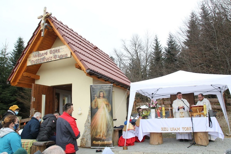 Msza św. przy kaplicy Jezusa Miłosiernego na Klimasce w Beskidzie Małym