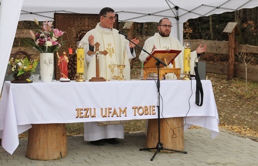 Msza św. przy kaplicy Jezusa Miłosiernego na Klimasce w Beskidzie Małym