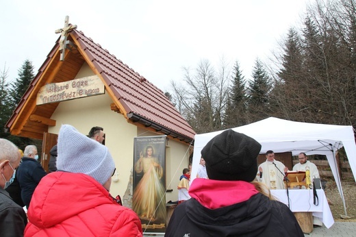 Msza św. przy kaplicy Jezusa Miłosiernego na Klimasce w Beskidzie Małym