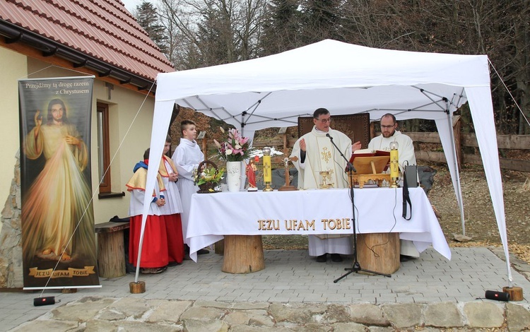 Msza św. przy kaplicy Jezusa Miłosiernego na Klimasce w Beskidzie Małym