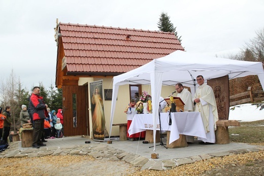 Msza św. przy kaplicy Jezusa Miłosiernego na Klimasce w Beskidzie Małym