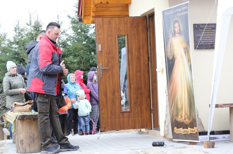 Msza św. przy kaplicy Jezusa Miłosiernego na Klimasce w Beskidzie Małym