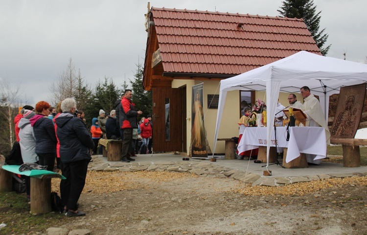 Msza św. przy kaplicy Jezusa Miłosiernego na Klimasce w Beskidzie Małym