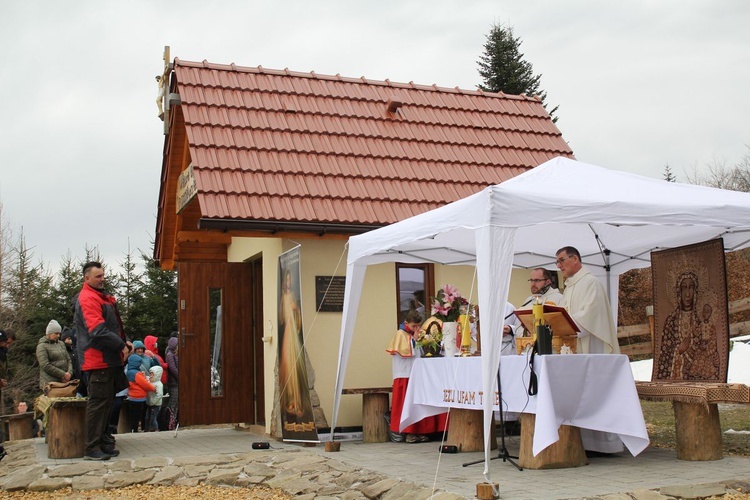 Msza św. przy kaplicy Jezusa Miłosiernego na Klimasce w Beskidzie Małym