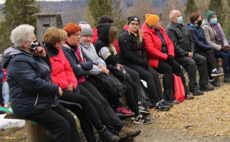 Msza św. przy kaplicy Jezusa Miłosiernego na Klimasce w Beskidzie Małym