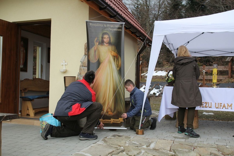 Msza św. przy kaplicy Jezusa Miłosiernego na Klimasce w Beskidzie Małym