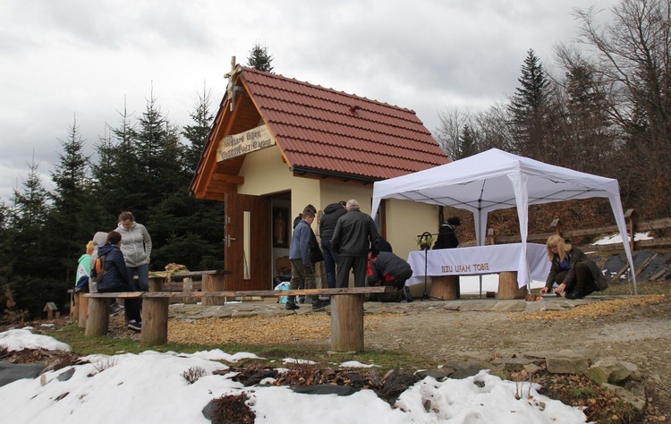 Msza św. przy kaplicy Jezusa Miłosiernego na Klimasce w Beskidzie Małym