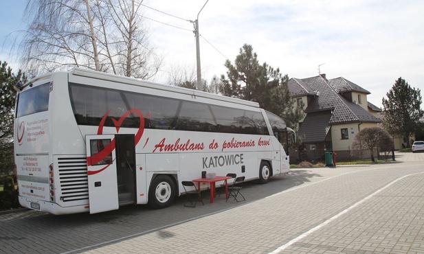 Ambulans do pobierania krwi na placu kościelnym parafii św. Michała Archanioła w Leśnej.
