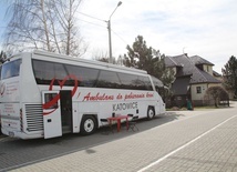 Ambulans do pobierania krwi na placu kościelnym parafii św. Michała Archanioła w Leśnej.