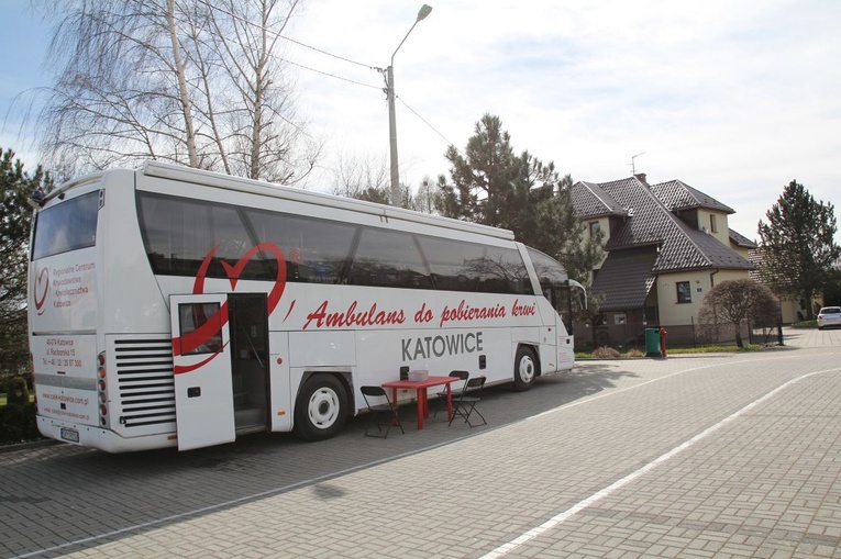 Ambulans do pobierania krwi na placu kościelnym parafii św. Michała Archanioła w Leśnej.