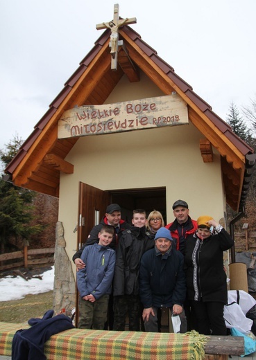 Rodzina Ciborów przy kapliczce na rodzinnej Klimasce w Rzykach.
