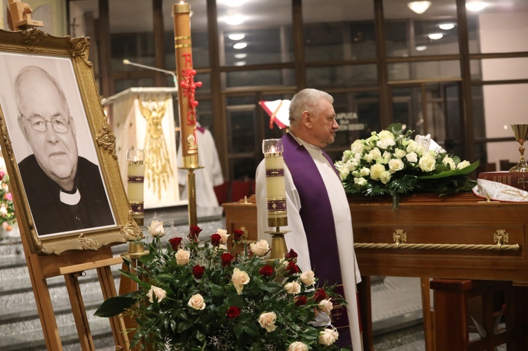 Ostatnie pożegnanie śp. ks. prał. Krzysztofa Ryszki w parafii NSPJ w Bielsku-Białej