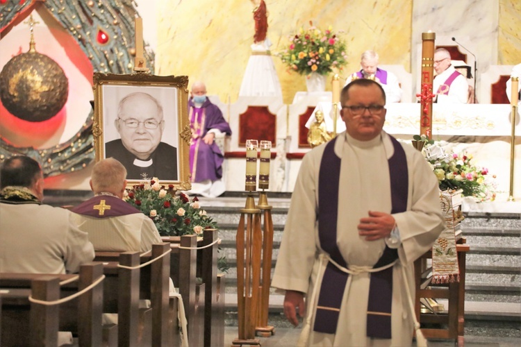 Ostatnie pożegnanie śp. ks. prał. Krzysztofa Ryszki w parafii NSPJ w Bielsku-Białej