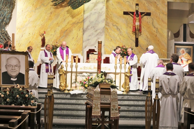 Ostatnie pożegnanie śp. ks. prał. Krzysztofa Ryszki w parafii NSPJ w Bielsku-Białej