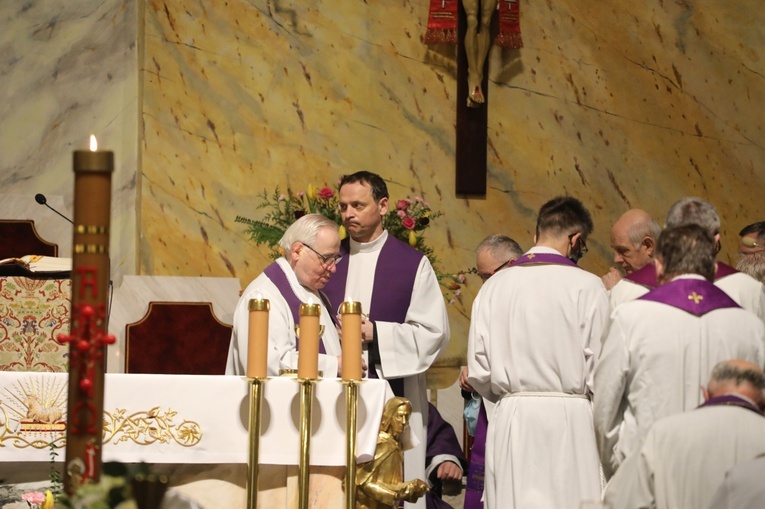 Ostatnie pożegnanie śp. ks. prał. Krzysztofa Ryszki w parafii NSPJ w Bielsku-Białej