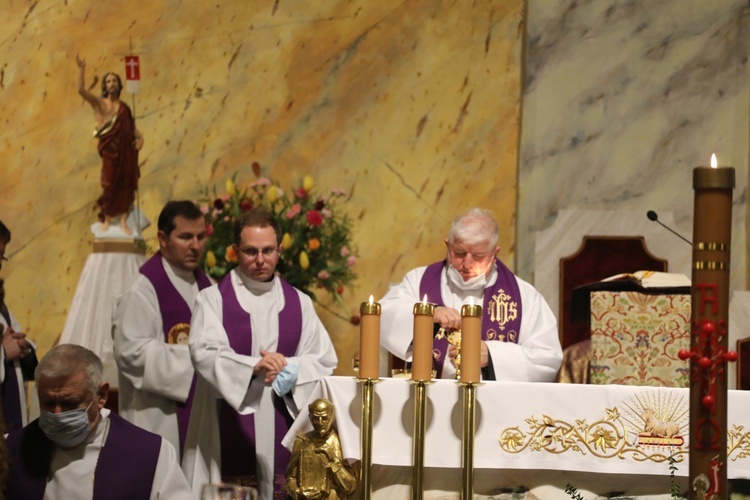 Ostatnie pożegnanie śp. ks. prał. Krzysztofa Ryszki w parafii NSPJ w Bielsku-Białej