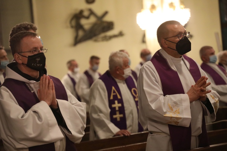 Ostatnie pożegnanie śp. ks. prał. Krzysztofa Ryszki w parafii NSPJ w Bielsku-Białej