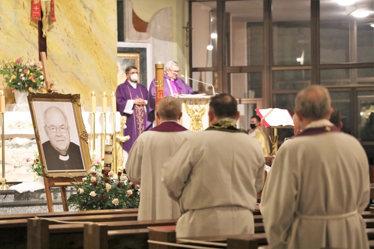 Ostatnie pożegnanie śp. ks. prał. Krzysztofa Ryszki w parafii NSPJ w Bielsku-Białej