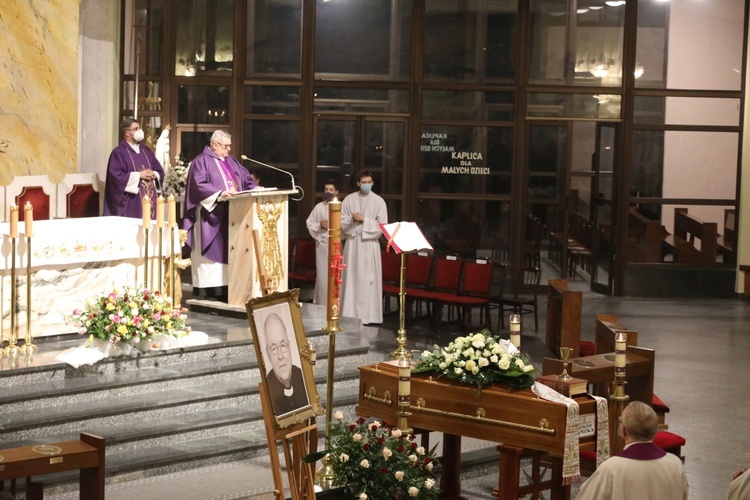 Ostatnie pożegnanie śp. ks. prał. Krzysztofa Ryszki w parafii NSPJ w Bielsku-Białej