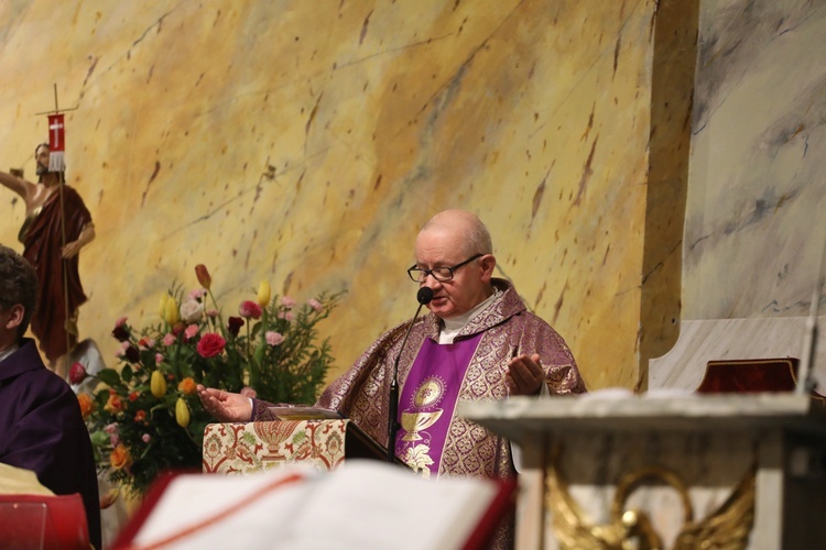 Ostatnie pożegnanie śp. ks. prał. Krzysztofa Ryszki w parafii NSPJ w Bielsku-Białej