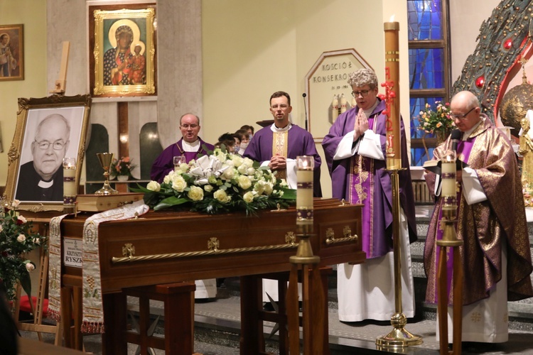 Ostatnie pożegnanie śp. ks. prał. Krzysztofa Ryszki w parafii NSPJ w Bielsku-Białej