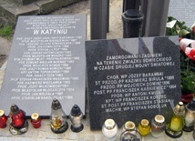 Tablice upamiętniające ofiary zbrodni sowieckich, ustawione na cmentarzu parafialnym w Opocznie.