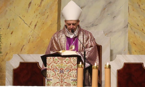 Eucharystii koncelebrowanej przez kilkudziesięciu kapłanów przewodniczyl bp Roman Pindel