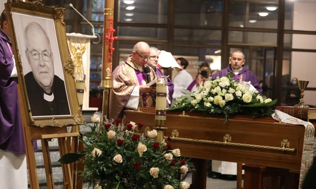 Modlitwa kapłanów i wiernych przy trumnie śp. ks. prał. Ryszki w kościele NSPJ