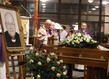 Modlitwa kapłanów i wiernych przy trumnie śp. ks. prał. Ryszki w kościele NSPJ