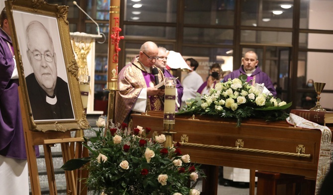 Modlitwa kapłanów i wiernych przy trumnie śp. ks. prał. Ryszki w kościele NSPJ