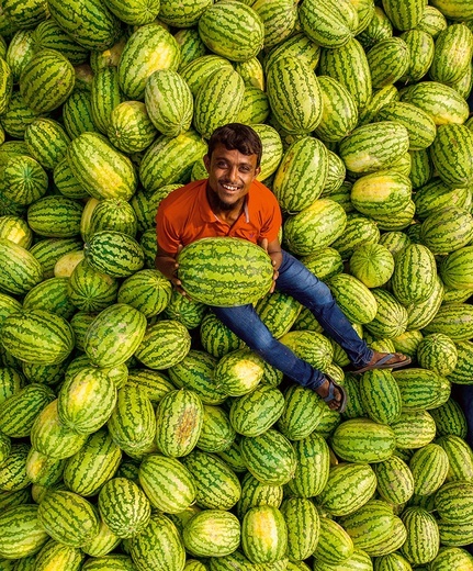 Transport łodzią świeżych arbuzów na targowisko w okolicach stolicy Bangladeszu.
25.03.2021 Dhaka, Bangladesz