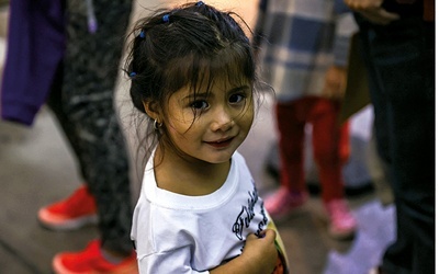 Jedno z dzieci, które ostatnio przeszły nielegalnie granicę USA z Meksykiem.