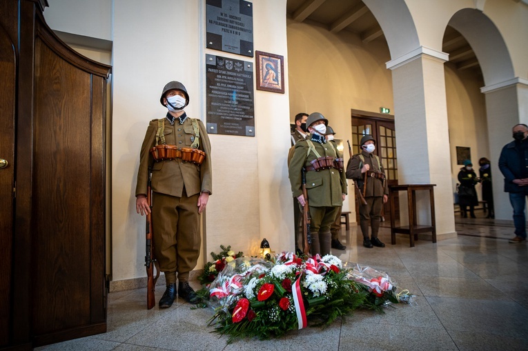 Wartę pod tablicą upamiętniającą Ofiary Zbrodni Katyńskiej pełnili członkowie Stowarzyszenia Tradycji 26. Skierniewickiej Dywizji Piechoty i Muzealnej Grupy Historycznej im. II bat. 18 Pułku Piechoty z Sochaczewa