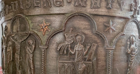 Chrzcielnica z XII wieku