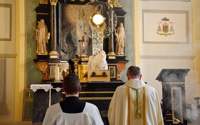 W trakcie tygodniowej adoracji, każdy z nas będzie miał indywidualną okazję do spotkania z Chrystusem obecnym w Najświętszym Sakramencie.