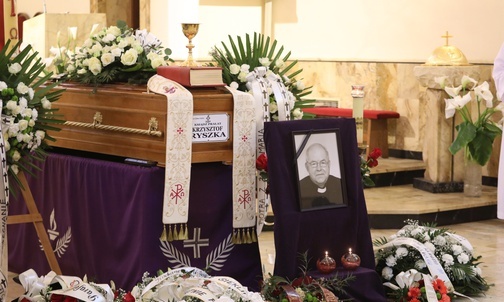 Uroczystości pogrzebowe z ceremonią złożenia trumny na cmentarzu odbyły się w Wapienicy.