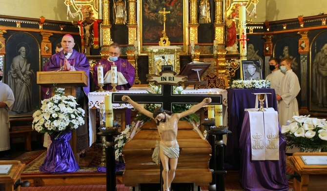 Boronów pożegnał śp. ks. Wernera Olejnika. "Odpalił pochodnię wiary, nadziei i miłości od Chrystusa"