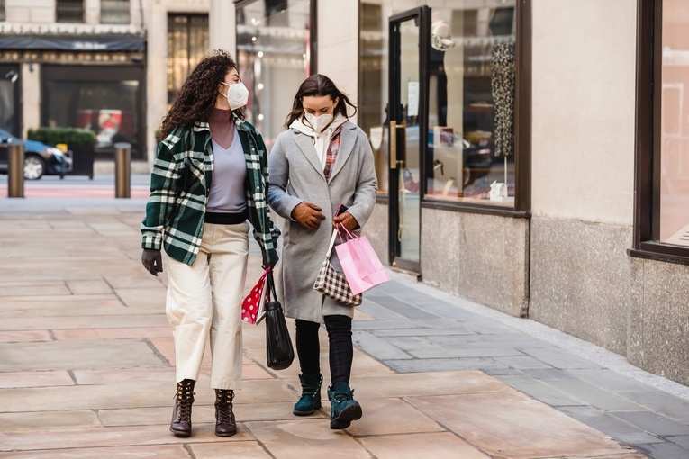 Badacze: Gdyby 60 proc. populacji nosiło maski i zachowywało dystans, moglibyśmy wygrać z pandemią
