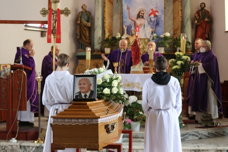 Ostatnie pożegnanie organisty śp. Rudolfa Karety w Jasienicy