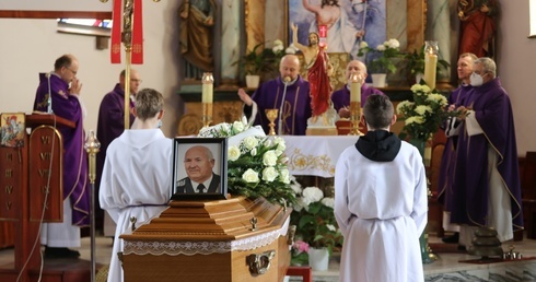 Msza św. pogrzebowa koncelebrowana w kościele św. Jerzego była dziękczynieniem Bogu za posługę śp. Rudolfa Karety.