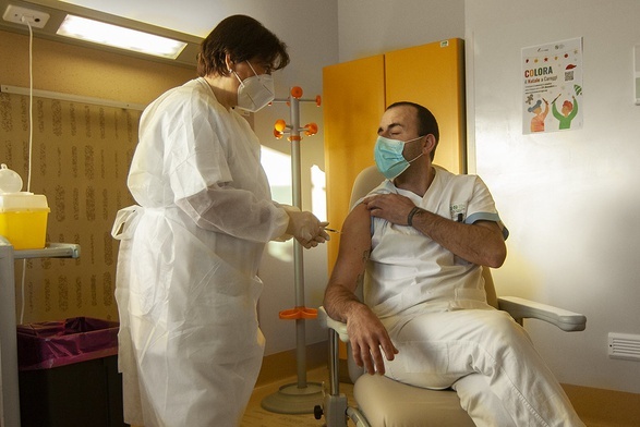 Ponad 8,8 mln podanych dawek szczepionek przeciw COVID-19 w Polsce