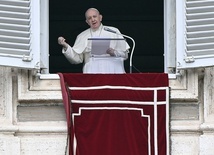 Franciszek znów w oknie pałacu apostolskiego