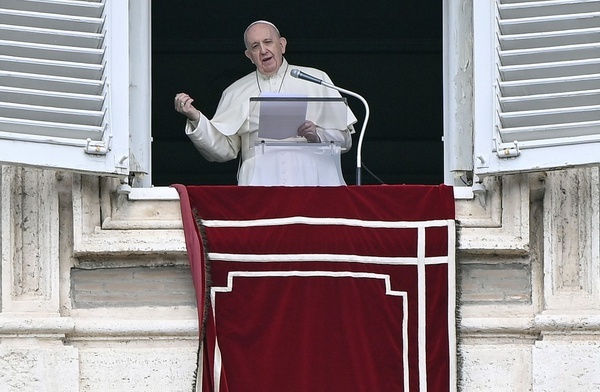 Franciszek znów w oknie pałacu apostolskiego