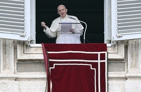 Franciszek znów w oknie pałacu apostolskiego